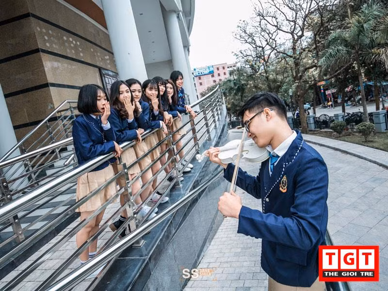 Thay cho sự trang trọng trong những bộ đồ cử nhân, hay sự nghịch ngợm, hài hước trong những bộ đồng phục học sinh, thì hiện nay đã xuất hiện hàng loạt concept chụp ảnh kỷ yếu mới lạ. Điển hình là phong cách ăn theo các bộ phim hot của truyền hình như Hậu Duệ Mặt trời, Titanic ...