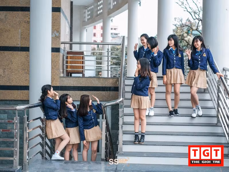 Đồng tình với quan điểm trên, bạn Ngọc Đạt cũng cho rằng, bộ ảnh kỷ yếu trên thể hiện sự đổi mới độc đáo của người trẻ. Lưu lại những kỷ niệm đẹp bên nhau của 42 thành viên trong lớp.