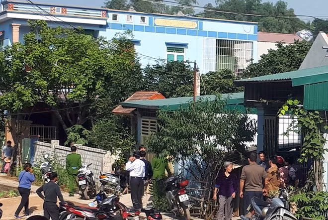 Tối ngày 25/11, bà Xuân bế cháu ngủ thì cháu có dấu hiệu tỉnh giấc. Người phụ nữ này liền đứng dậy để ru cháu ngủ tiếp. Lúc đó, mẹ bé Minh Anh đang ở trong buồng, còn bố cháu bé ra ngoài có việc riêng. Trong quá trình đi lại, bà Xuân bị hẫng chân, ngã dúi người về phía trước, vô tình làm rơi và đè lên người cháu nội.