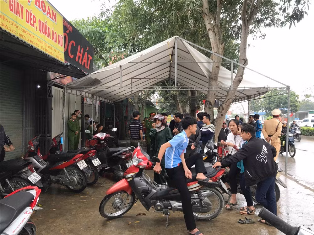 Trước đó, khi đi hát karaoke với bạn cùng lớp, đối tượng có sử dụng 1 loại cỏ gây ảo giác. Tối hôm xảy ra vụ án, người này có đi nhậu nhưng không dùng chất gây nghiện. Đối tượng cho rằng, do vẫn ảnh hưởng của “thuốc” nên tinh thần không tỉnh táo, liên tục bị ảo giác dẫn đến hành vi giết người.