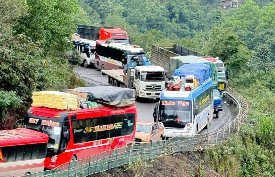 Đường lên Cửa khẩu La Lay bị ách tắc do lật xe gỗ - Hình 2 Duong len Cua khau La Lay bi ach tac do lat xe go-Hinh-2