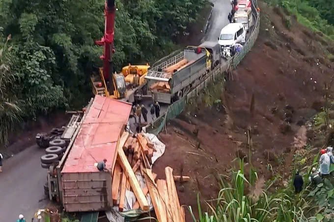 Đường lên Cửa khẩu La Lay bị ách tắc do lật xe gỗ Duong len Cua khau La Lay bi ach tac do lat xe go