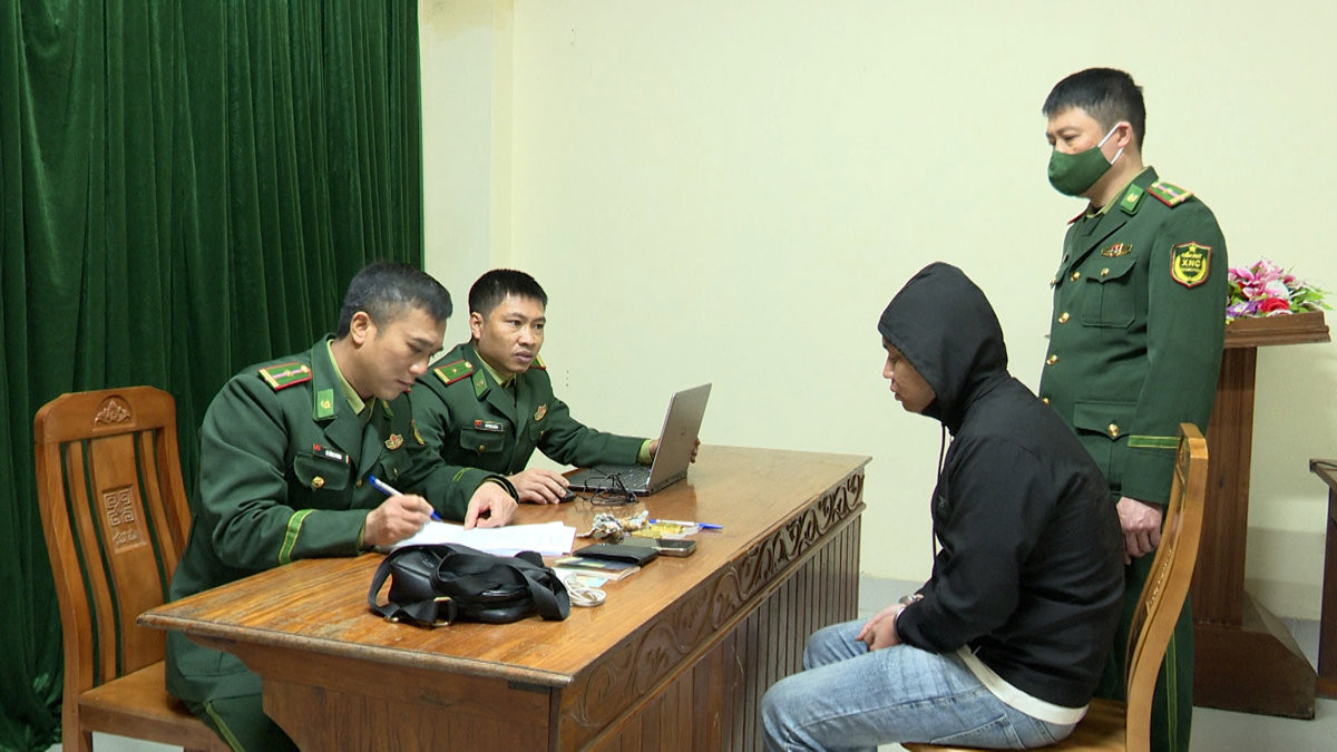 Bắt đối tượng vận chuyển 1,2kg vàng lậu qua biên giới Bat doi tuong van chuyen 1,2kg vang lau qua bien gioi