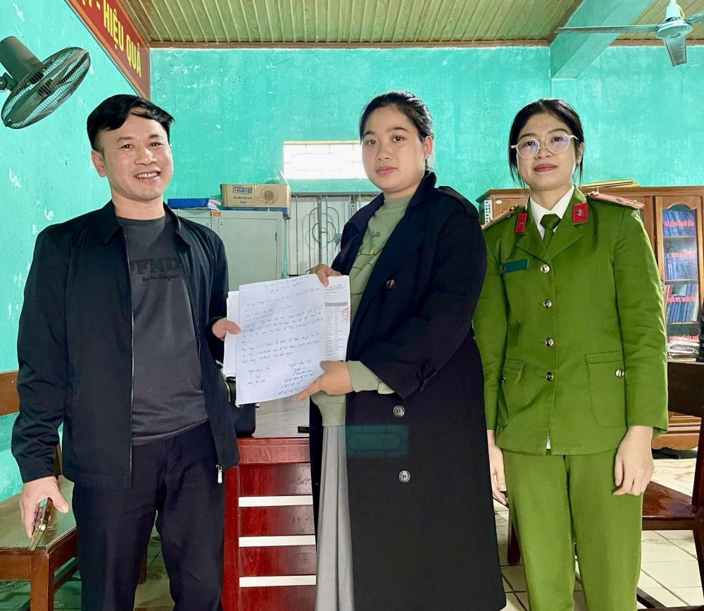 “Hoảng hốt” khi nhận được 1,7 tỷ đồng từ tài khoản lạ “Hoang hot” khi nhan duoc 1,7 ty dong tu tai khoan la