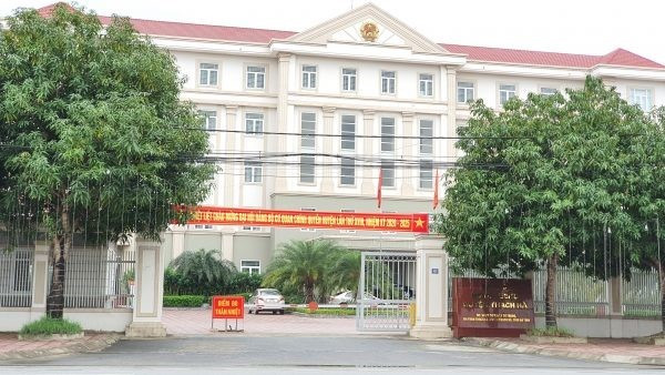 Một huyện ở Hà Tĩnh có 46 cán bộ xin nghỉ hưu trước tuổi Mot huyen o Ha Tinh co 46 can bo xin nghi huu truoc tuoi