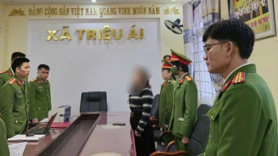 "Nữ quái" lừa làm sổ đỏ, chiếm đoạt hàng trăm triệu đồng Cơ quan CSĐT đọc lệnh khởi tố đối với Bùi Thị Thiên Hương.