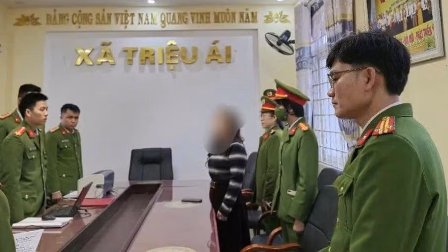 Cơ quan CSĐT đọc lệnh khởi tố đối với Bùi Thị Thiên Hương.