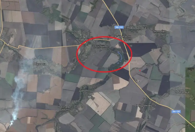 Làng Novovanivka nằm ngay bên cạnh đường 38K-030. Nếu quân Ukraine chiếm được ngôi làng này, họ có thể bao vây ngược lại làng Zelenyi Shlyakh, sau đó kiểm soát được đường 38K-030, cuối cùng có thể tiến lên phía bắc dọc theo con đường này để giải cứu phần còn lại của cụm quân Ukraine ở phía bắc Kursk, thậm chí phối hợp với cụm quân này để phản công vào làng Orgovka. Ảnh: Topwar.