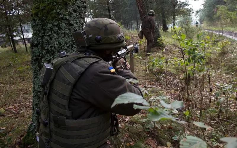 Một đoạn video được đăng tải trên mạng cho thấy cơ quan tuyển quân đã chặn đường và bắt giữ một phụ nữ ở một con đường nông thôn, yêu cầu cô ra tiền tuyến. Ngoài ra, quân Ukraine còn quyết định cử 20% nhân viên y tế lên chiến trường và lệnh tương ứng sẽ được Tổng tư lệnh Aleksandr Syrsky ký. Ảnh: Reuters.