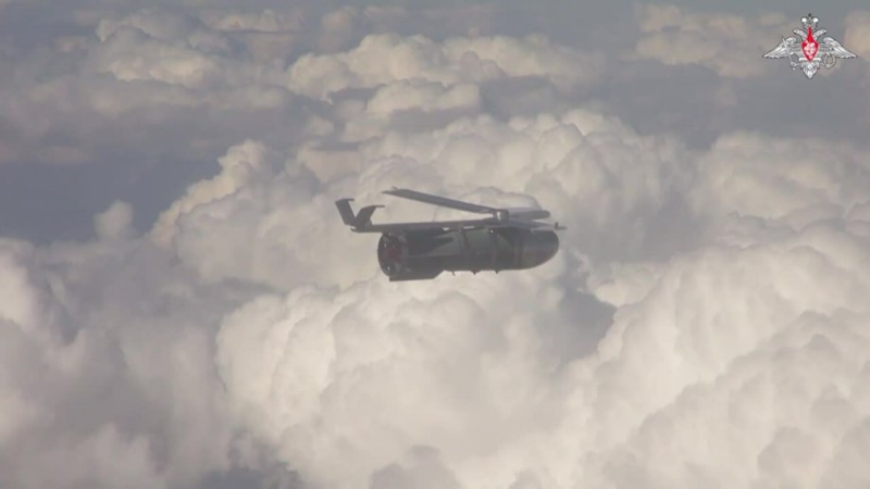 Theo quan sát viên Mikhail Zvenchuk, vào ngày 28/10, quân Nga đã thả bom siêu nặng 3 tấn xuống Darino. Sau đó, quân Nga đã phát động một đợt tấn công thăm dò. Tuy nhiên, do quân Ukraine kịp thời triển khai lực lượng dự bị nên cuộc tấn công của quân Nga bị thất bại và phải rút lui về khu vực rừng phía bắc Darino. Ảnh: Bộ Quốc phòng Nga.