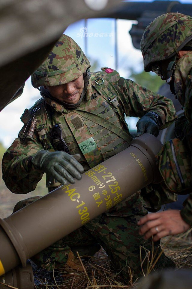 M777 là một khẩu lựu pháo cực kỳ lợi hại. Dù là pháo kéo, nó cũng chỉ có trọng lượng tổng cộng 4,2 tấn và cực kỳ gọn nhẹ. Khẩu pháo này có chiều dài nòng lên tới 5,08 mét, cỡ nòng 155mm - chuẩn nòng lựu pháo lớn nhất của NATO hiện nay. Nguồn ảnh: Sina.