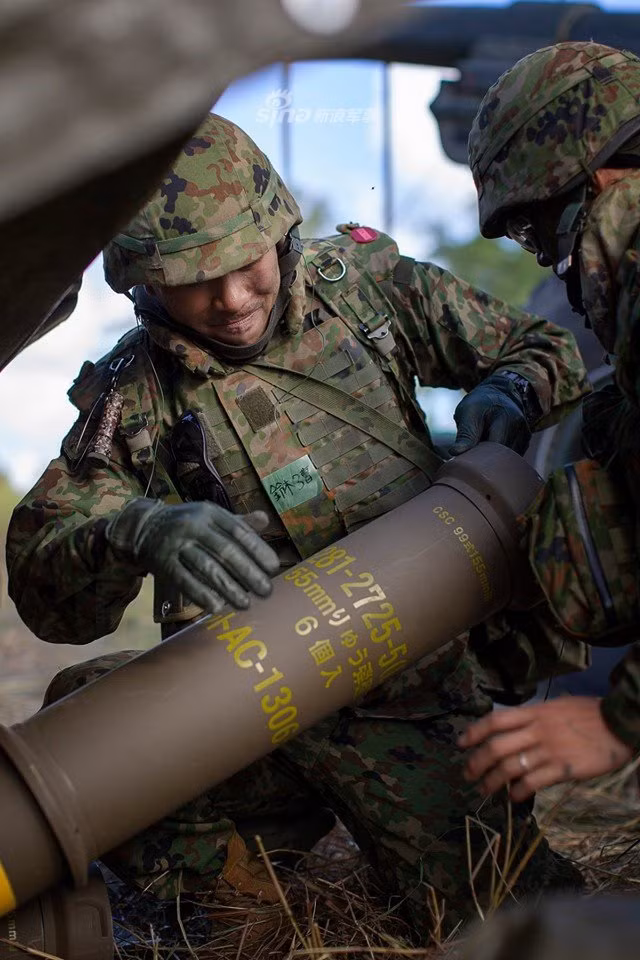 M777 là một khẩu lựu pháo cực kỳ lợi hại. Dù là pháo kéo, nó cũng chỉ có trọng lượng tổng cộng 4,2 tấn và cực kỳ gọn nhẹ. Khẩu pháo này có chiều dài nòng lên tới 5,08 mét, cỡ nòng 155mm - chuẩn nòng lựu pháo lớn nhất của NATO hiện nay. Nguồn ảnh: Sina.