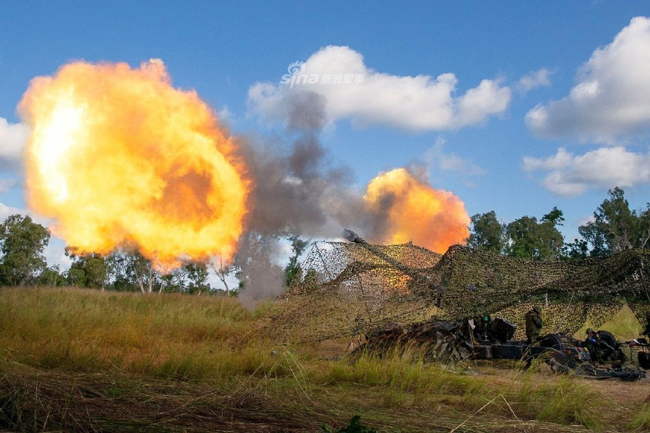 Hiện tại M777 đang có bốn phiên bản tổng cộng, trong đó phiên bản M777 là phiên bản cơ bản nhất, chỉ bao gồm khẩu pháo và các hệ thống ngắm, điều khiển hoả lực quang học. Phiên bản cải tiến M777A1 bắt đầu sử dụng hệ thống điện tử để định hướng cũng như tính toán đường đạn. Nguồn ảnh: Sina.