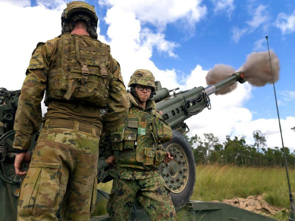 Đầu tháng 6 vừa rồi, Lực lượng Phòng vệ Mặt đất Nhật Bản cùng với lính Thuỷ quân Lục chiến Mỹ đã có màn huấn luyện bắn đạn thật cùng với lựu pháo M777. Nguồn ảnh: Sina.