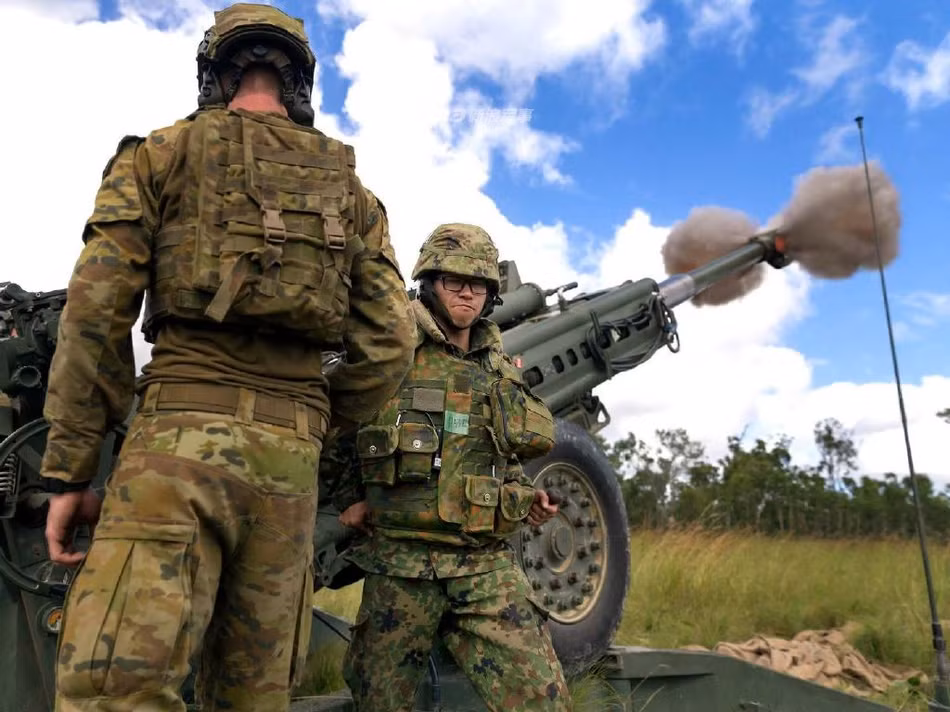 Đầu tháng 6 vừa rồi, Lực lượng Phòng vệ Mặt đất Nhật Bản cùng với lính Thuỷ quân Lục chiến Mỹ đã có màn huấn luyện bắn đạn thật cùng với lựu pháo M777. Nguồn ảnh: Sina.