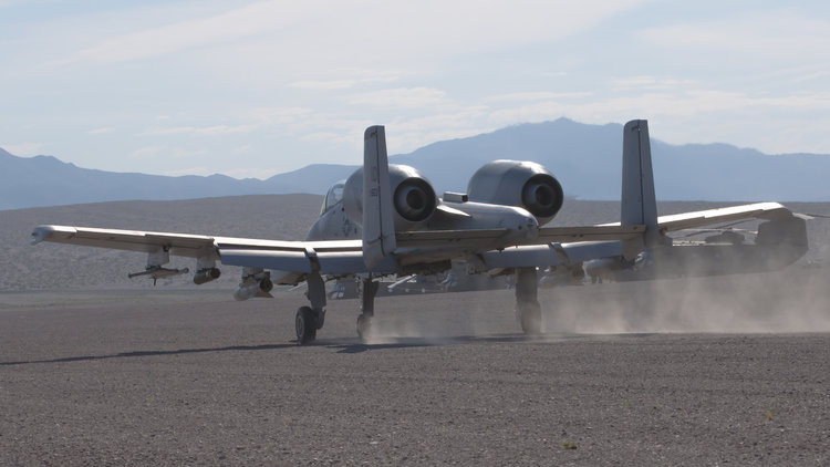 Đây là kiểu hạ cánh cực kỳ liều mạng vì mọi loại máy bay phản lực thời nay đều cần có đường băng tiêu chuẩn để hạ cánh. Khi hạ cánh trên đường đất, cát, sỏi nhỏ có thể bắn vào động cơ dẫn đến hư hại nặng cho máy bay, chưa kể với đường đất, phanh máy bay sẽ không có nhiều tác dụng. Nguồn ảnh: BI.