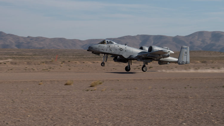 Tuy nhiên kỹ năng liều lĩnh này vẫn rất cần với nhiều phi công, đặc biệt là các phi công lái cường kích cơ, chiến đấu cơ vì không phải trong tình huống nào - nhất là trong các tình huống chiến đấu hiểm nghèo - đường băng tiêu chuẩn cũng có sẵn để có thể hạ cánh. Nguồn ảnh: BI.