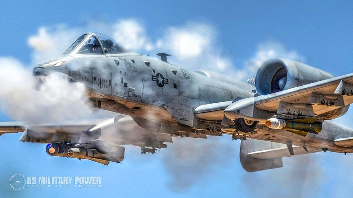 A-10 Thunderbolt II có hoả lực mạnh nhất không phải ở dàn bom hay tên lửa của nó mà là ở khẩu pháo nòng xoay 30mm loại GAU-8/A. Loại pháo này có tốc độ bắn lên tới 3900 viên mỗi phút và đủ khả năng tiêu diệt nhiều loại thiết giáp bộ binh. Nguồn ảnh: BI.