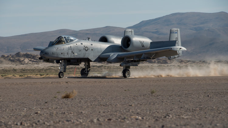 Trong màn huấn luyện này, các cường kích A-10 Thunderbolt II phiên bản A-10C đã hạ cánh thẳng xuống một "đường băng" làm bằng đất, chỉ mới vừa được dọn sạch đá, sỏi trước đó ít giờ đồng hồ. Nguồn ảnh: BI.