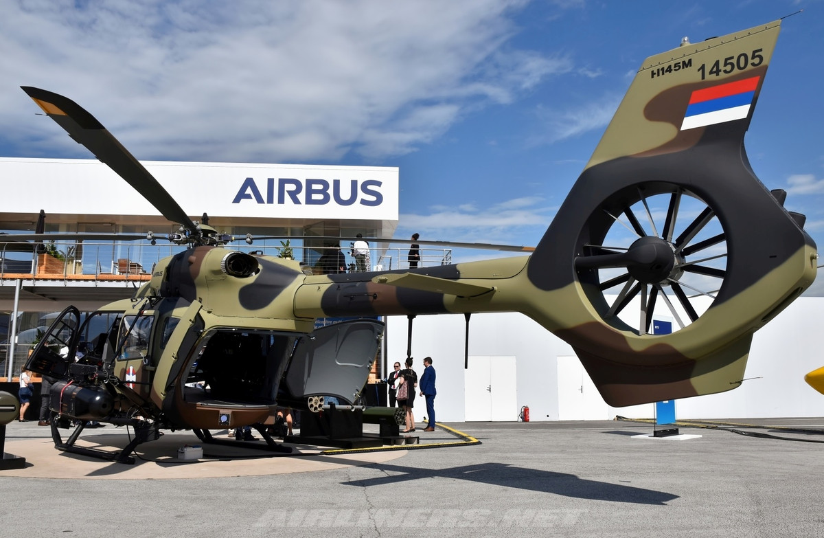 Với biến thể vũ trang, một chiếc H145M có mức giá ước tính lên đến gần 10 triệu USD, trong khi đó biến thể dân sự chỉ rơi vào khoảng hơn 7 triệu USD. Có một điều ít ai biết rằng H145 là biến thể hiện đại hóa của Eurocopter EC145 - một trong những dòng trực thăng dân sự khá thành công của Airbus. Nguồn ảnh: Airliners.net.