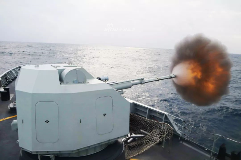 Hoả lực chính trên tàu là một khẩu hải pháo AK-176 có cỡ nòng 76 mm. Loại hải pháo này do Liên Xô trước đây phát triển, có tầm bắn tối đa 15,5 km. Nguồn ảnh: Sina.