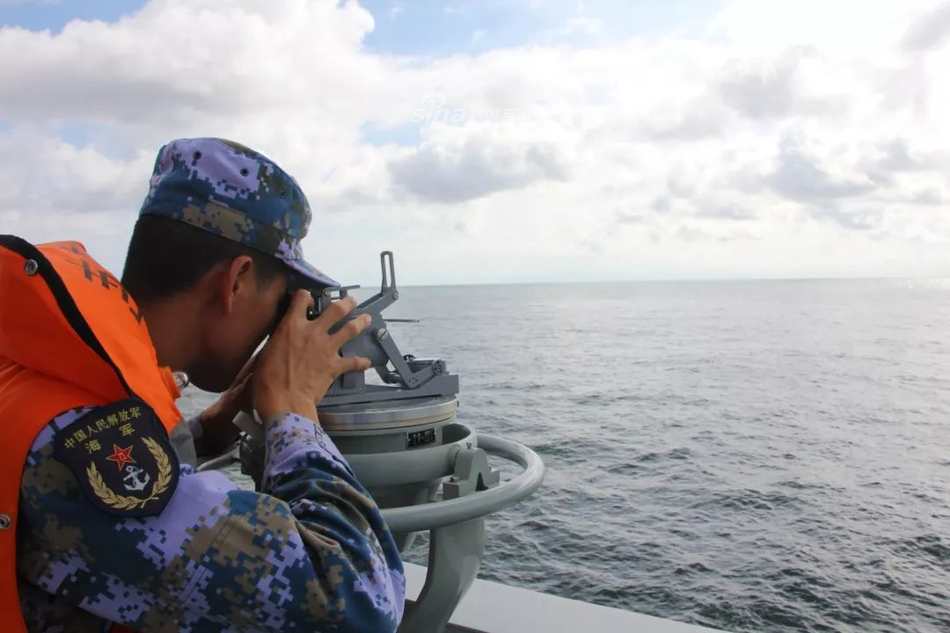 Ngoài các trang thiết bị điện tử hiện đại, Hộ vệ hạm Type 056 vẫn được trang bị các thiết bị đo và trắc đạc cơ khí kiểu truyền thống để đề phòng tàu bị áp chế điện tử. Nguồn ảnh: Sina.