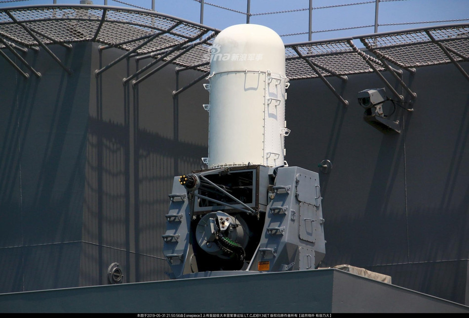 Dù được coi là khu trục hạm như JS Izumo lại có trang bị vũ khí cực kỳ tối giản, giống với nhiều tàu sân bay của Mỹ khác. Ảnh: Tổ hợp pháo cao tốc Phalanx - một trong hai loại vũ khí duy nhất mà tàu JS Izumo đang có. Nguồn ảnh: Sina.