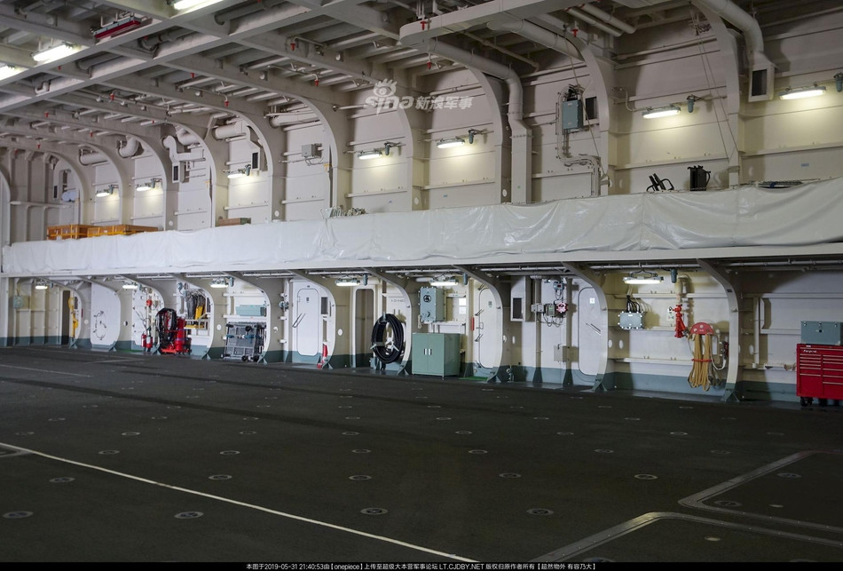 Tàu có chiều dài lên tới 248 mét, rộng 38 mét và mớm nước tối đa lên tới 7,5 mét. Ảnh: Khoang bên trong tàu JS Izumo được sử dụng làm nơi chứa trực thăng. Nguồn ảnh: Sina.