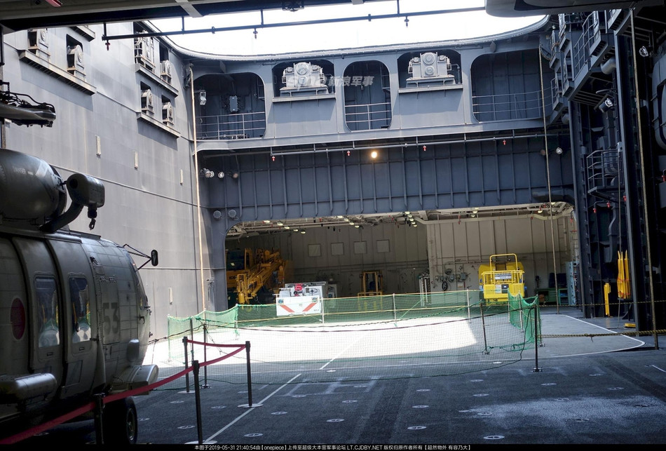 JS Izumo mang theo được tối đa 28 trực thăng các loại. Ảnh: Thang máy nâng trực thăng để vận chuyển các loại phương tiện này từ kho chứa lên sàn tàu. Nguồn ảnh: Sina.