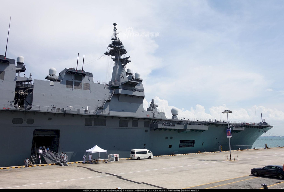 Có độ giãn nước lên tới 27.000 tấn, khu trục hạm JS Izumo hoàn toàn có thể được coi là khu trục hạm lớn nhất lịch sử nhân loại. Nguồn ảnh: Sina.