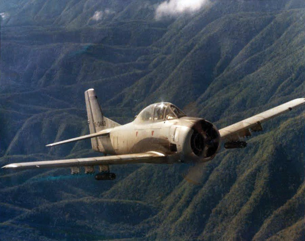 Trong cuộc chiến tranh Việt Nam, Không quân Hoàng gia Lào được trang bị một số lượng lớn cường kích cơ T-28 từ năm 1963. Ngoài ra, quân đội Sài Gòn cũng được Mỹ viện trợ cho một loạt các loại các loại máy bay dạng này, bản thân Mỹ lại sử dụng với cường độ khá thấp. Nguồn ảnh: USAF.