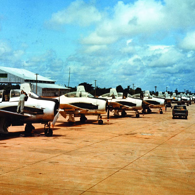 Máy bay có trần bay tối đa 10.800 mét, tầm hoạt động tối đa 1700 km khi không mang vũ khí và có tổng cộng 6 giá treo, mang theo tối đa được 540 kg vũ khí các loại hoặc bình xăng phụ. Nguồn ảnh: USAF.