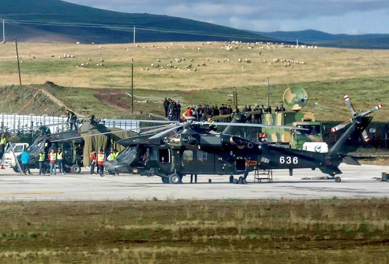 Với trực thăng Black Hawk, Quân đội Trung Quốc đã "nhái" xong loại trực thăng này và đặt cho nó tên mã là Z-20. Việc Trung Quốc nhái trực thăng Black Hawk với tốc độ khá cao được lý giải là do Trung Quốc thu giữ được các trực thăng S-70 - phiên bản dân sự của Black Hawk trước đây Hồng Kông có sử dụng khi còn là một phần lãnh thổ của Anh. Nguồn ảnh: Sina.