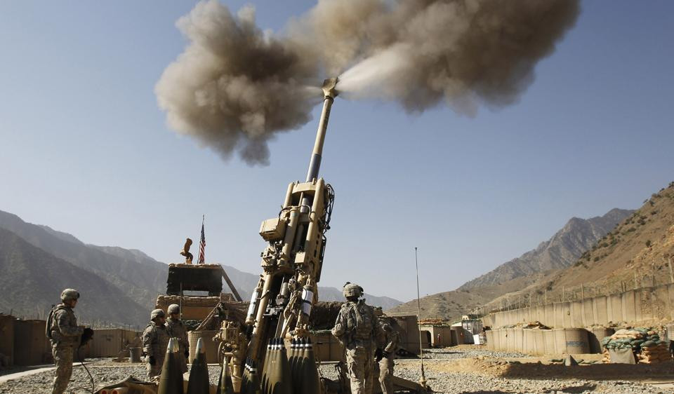 Ngoài ra, bản thân trực thăng Black Hawk hiện đang được sử dụng bởi quân đội Mỹ cũng có đủ khả năng mang theo các thiết bị hậu cần và đạn pháo, phục vụ cho quá trình sử dụng khẩu M777 trên chiến trường. Nguồn ảnh: Sina.