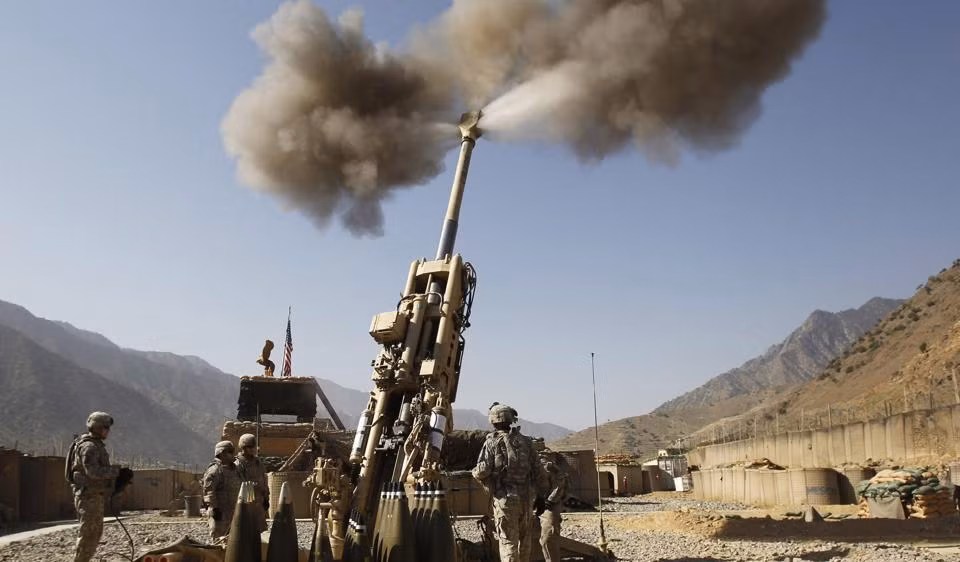 Ngoài ra, bản thân trực thăng Black Hawk hiện đang được sử dụng bởi quân đội Mỹ cũng có đủ khả năng mang theo các thiết bị hậu cần và đạn pháo, phục vụ cho quá trình sử dụng khẩu M777 trên chiến trường. Nguồn ảnh: Sina.