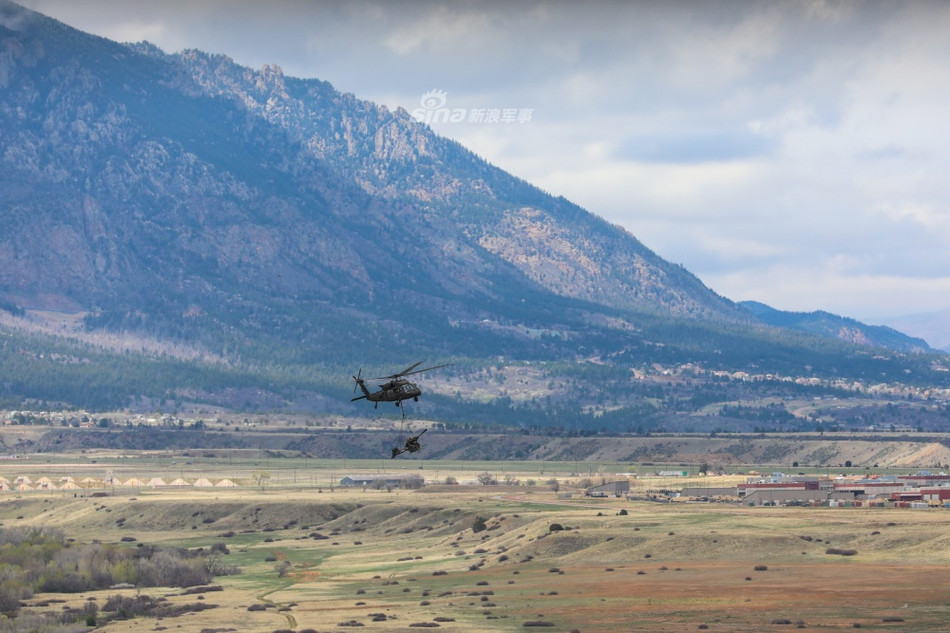 Bằng cách thức này, các loại pháo của quân đội Mỹ sẽ đến được những nơi không có đường giao thông, sử dụng không vận để tăng tốc độ hành quân và tái bố trí trận địa với tốc độ nhanh chóng mặt, vượt qua sự phán đoán của đối phương. Nguồn ảnh: Sina.