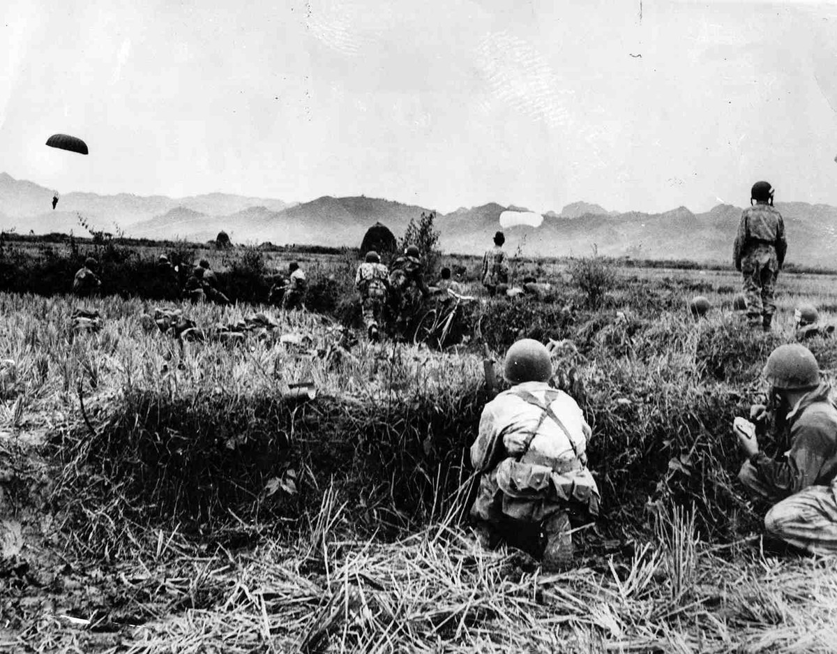 Thiệt hại về kinh tế của thực dân Pháp ở Việt Nam cũng lớn khủng khiếp và tăng theo cấp số nhân qua từng năm. Ngay từ năm 1945 - nghĩa là sau khi vừa mới kết thúc Chiến tranh Thế giới thứ hai, Pháp đã phải chi 3 tỷ Franc chiến phí cho Đông Dương, tới năm 1946 con số này là... 27 tỷ Franc. Nguồn ảnh: Ecpad.