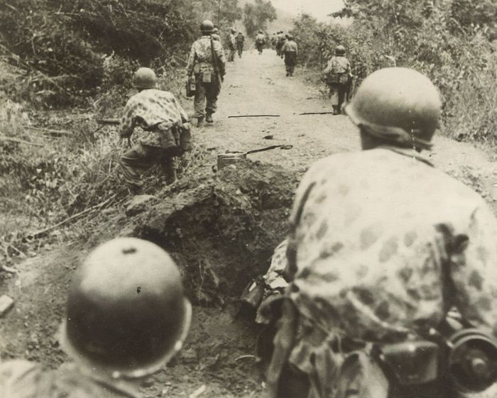 Một phần không nhỏ trang thiết bị quân sự của Pháp đã rơi vào tay quân Việt Minh dù vẫn còn trong tình trạng hoạt động tốt. Đây là những chiến lợi phẩm cực kỳ quý giá với quân và dân ta thời điểm đó. Nguồn ảnh: Ecpad.