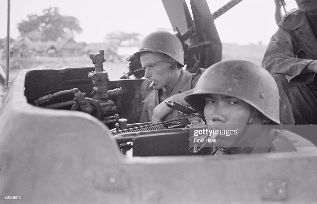 Tuy nhiên, từ năm 1953 trở đi, số tiền chiến phí của Pháp ở Đông Dương là quá lớn và Pháp hoàn toàn không có khả năng chi trả và phải dựa vào phần lớn sự viện trợ của Mỹ. Nguồn ảnh: Ecpad.