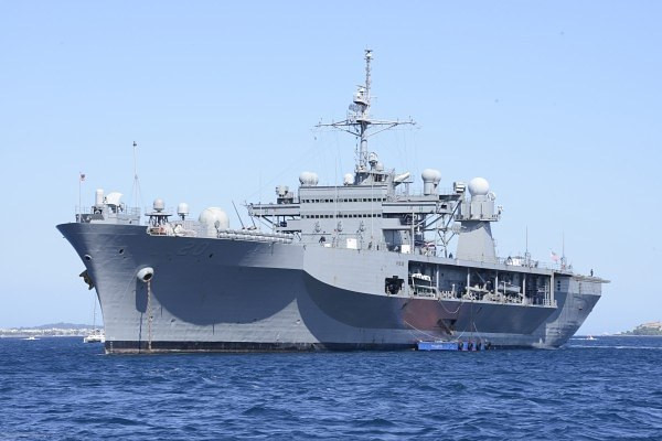 Do có thiết kế rất cũ, tàu USS Mount Whitney sử dụng hệ thống động cơ "đồ cổ" với hai nồi hơi cùng một động cơ tuabin, cho phép nó di động được với tốc độ tối đa lên tới 23 hải lý giờ - tương đương 43 km/h. Nguồn ảnh: Wikipedia.