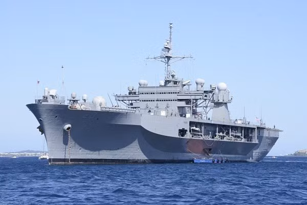 Do có thiết kế rất cũ, tàu USS Mount Whitney sử dụng hệ thống động cơ "đồ cổ" với hai nồi hơi cùng một động cơ tuabin, cho phép nó di động được với tốc độ tối đa lên tới 23 hải lý giờ - tương đương 43 km/h. Nguồn ảnh: Wikipedia.