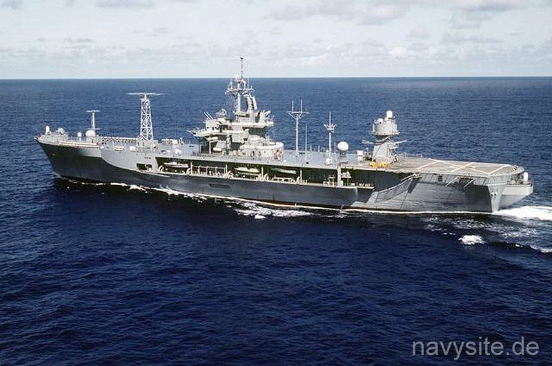 USS Mount Whitney là tàu chỉ huy cũng là kỳ hạm của Hạm đội 6 Hải quân Mỹ. Đây hiện cũng là một trong những tàu chiến già nhất nước Mỹ khi nó đã bắt đầu phục vụ hải quân nước này đúng nửa thế kỷ, bắt đầu từ năm 1969. Nguồn ảnh: Navysite.