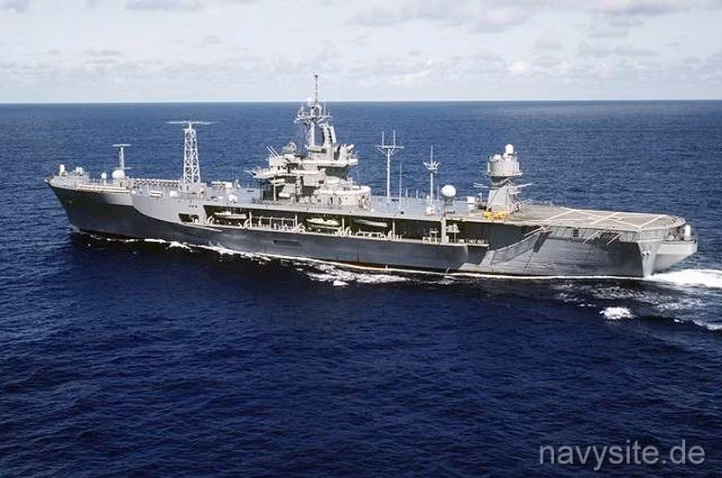 USS Mount Whitney là tàu chỉ huy cũng là kỳ hạm của Hạm đội 6 Hải quân Mỹ. Đây hiện cũng là một trong những tàu chiến già nhất nước Mỹ khi nó đã bắt đầu phục vụ hải quân nước này đúng nửa thế kỷ, bắt đầu từ năm 1969. Nguồn ảnh: Navysite.