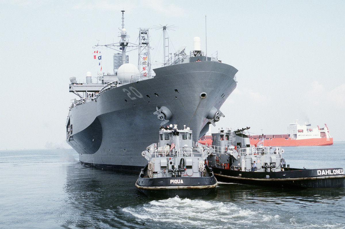 Khả năng tự vệ của tàu USS Mount Whitney là rất cơ bản với chỉ hai khẩu pháo cao tốc Phalanx, 2 khẩu pháo 25mm Bushmaster cùng với 4 khẩu súng máy cỡ nòng 12,7mm. Nguồn ảnh: USnaval.