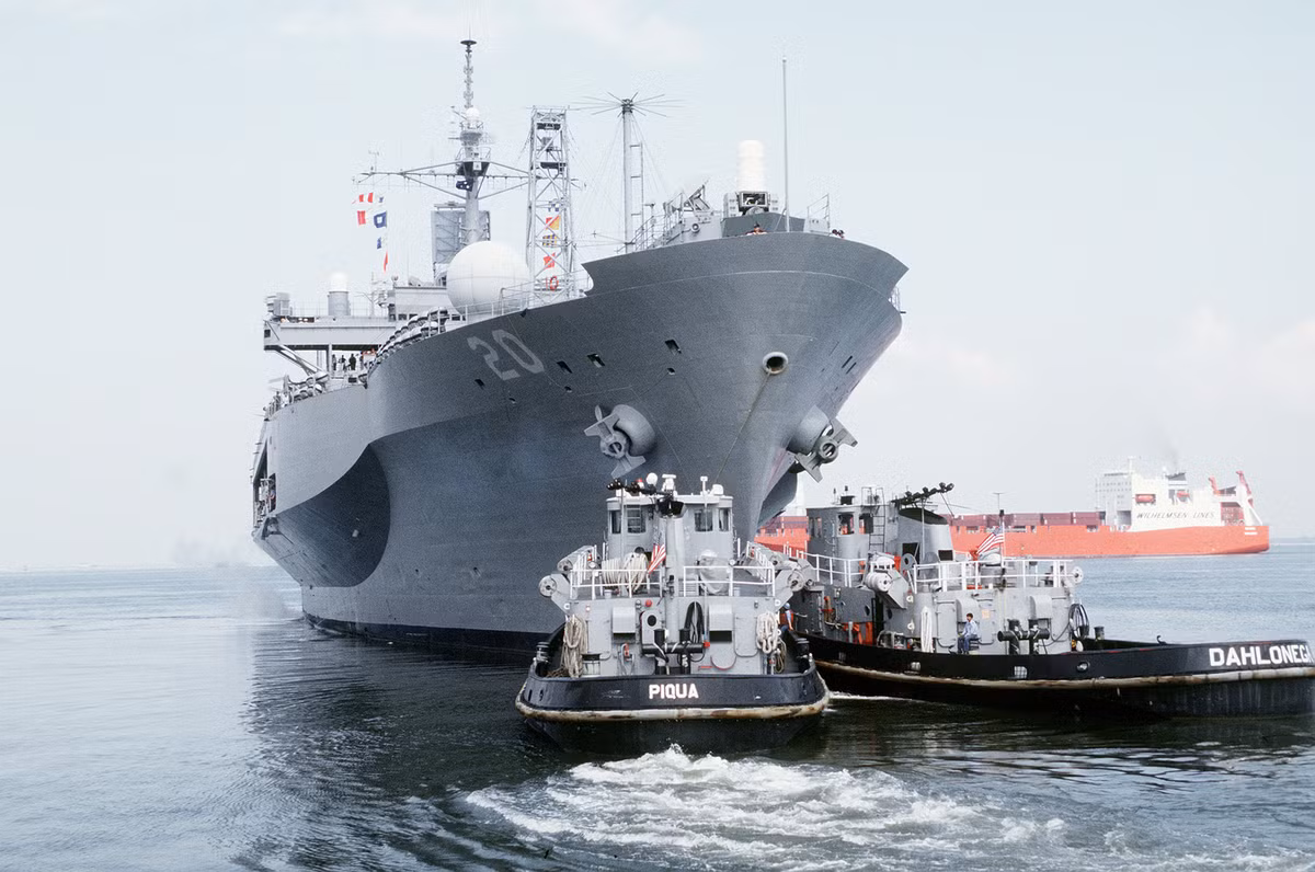 Khả năng tự vệ của tàu USS Mount Whitney là rất cơ bản với chỉ hai khẩu pháo cao tốc Phalanx, 2 khẩu pháo 25mm Bushmaster cùng với 4 khẩu súng máy cỡ nòng 12,7mm. Nguồn ảnh: USnaval.