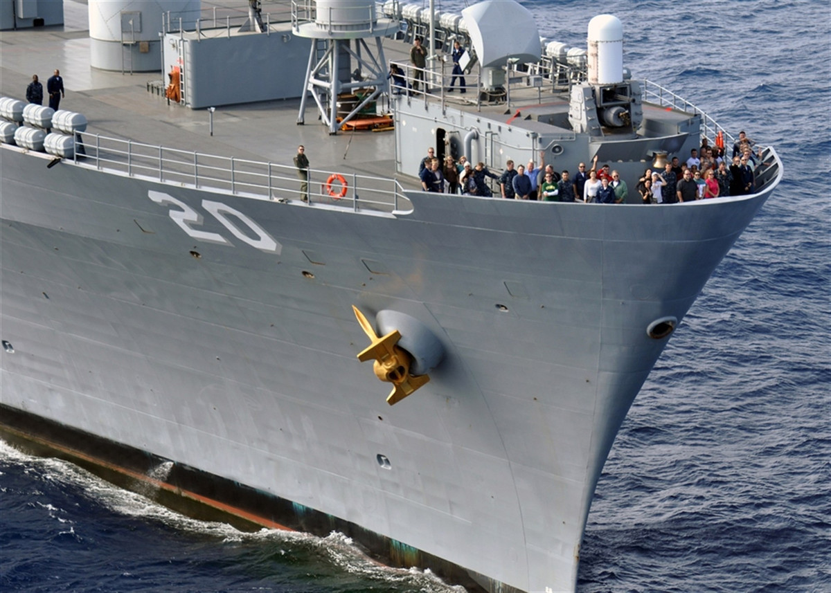 Tàu có biên chế thuỷ thủ đoàn 170 sĩ quan chỉ huy cùng với thuỷ thủ. Ngoài ra trên tàu còn có 155 kỹ sư không quân hải quân cùng với một số lượng không nhỏ các đơn vị thuộc dân sự. Nguồn ảnh: USnaval.