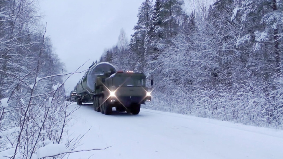 Tuy thường xuất hiện với một xe tải kéo hạng nặng, tên lửa Sarmat lại không thể phóng được từ cơ cấu di động mà chỉ có thể phóng được từ giếng phóng cố định dưới mặt đất. Tất nhiên là Nga chắc chắn sẽ không xuất khẩu loại tên lửa đạn đạo chiến lược này ra nước ngoài trong tương lai. Nguồn ảnh: Rumil.