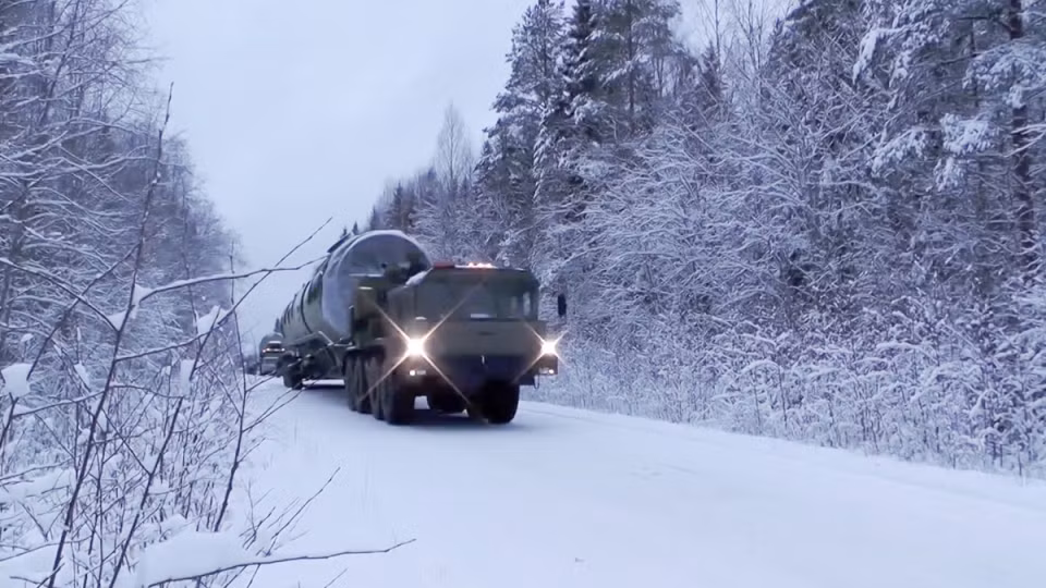 Tuy thường xuất hiện với một xe tải kéo hạng nặng, tên lửa Sarmat lại không thể phóng được từ cơ cấu di động mà chỉ có thể phóng được từ giếng phóng cố định dưới mặt đất. Tất nhiên là Nga chắc chắn sẽ không xuất khẩu loại tên lửa đạn đạo chiến lược này ra nước ngoài trong tương lai. Nguồn ảnh: Rumil.
