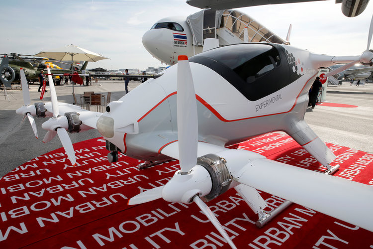 Airbus thậm chí còn mang đến đây loại taxi bay độc đáo do hãng này vừa chế tạo thử nghiệm thành công. Nguồn ảnh: BI.