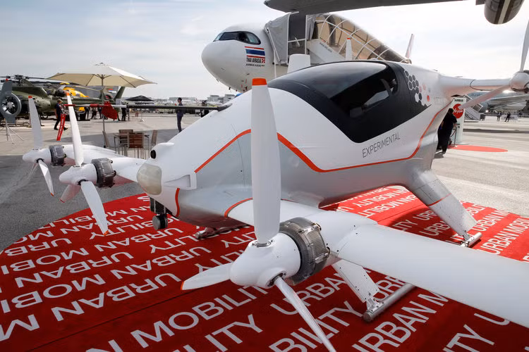 Airbus thậm chí còn mang đến đây loại taxi bay độc đáo do hãng này vừa chế tạo thử nghiệm thành công. Nguồn ảnh: BI.